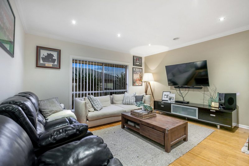 Photo - 11 Benaroon Drive, Lalor VIC 3075 - Image 6