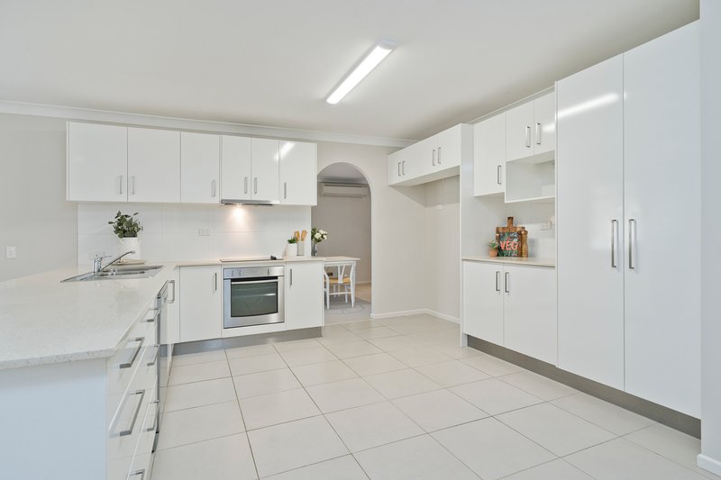 Photo - 11 Berkeley Place, Ferny Grove QLD 4055 - Image 2