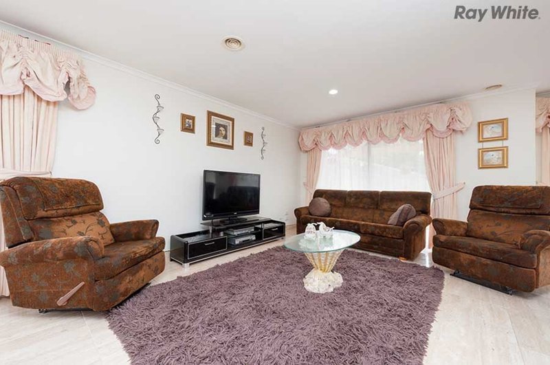 Photo - 11 Berthon Crescent, Hillside VIC 3037 - Image 2