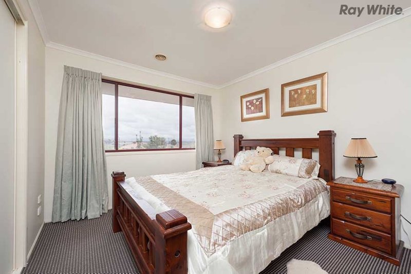 Photo - 11 Berthon Crescent, Hillside VIC 3037 - Image 5