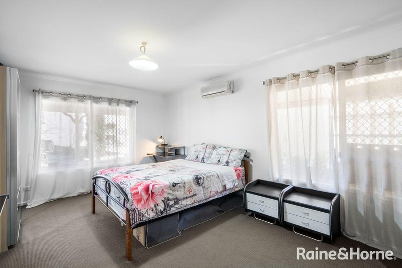 Photo - 11 Bonhill Court, Hillcrest QLD 4118 - Image 10