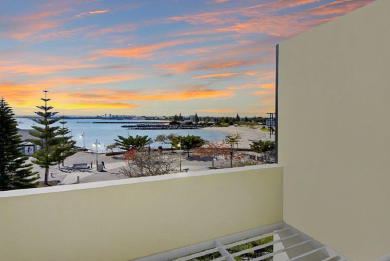 Photo - 1/1 Bonnefoi Boulevard, Bunbury WA 6230 - Image 2