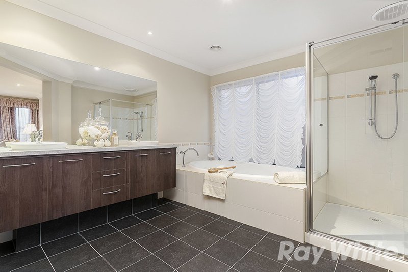 Photo - 11 Braeburn Parade, Rowville VIC 3178 - Image 9