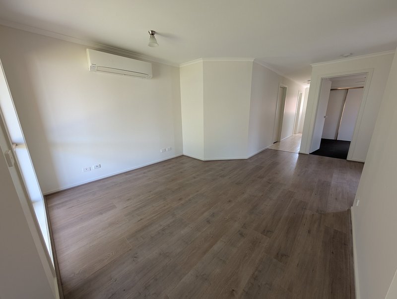 Photo - 11 Brecon Nook, Craigieburn VIC 3064 - Image 4