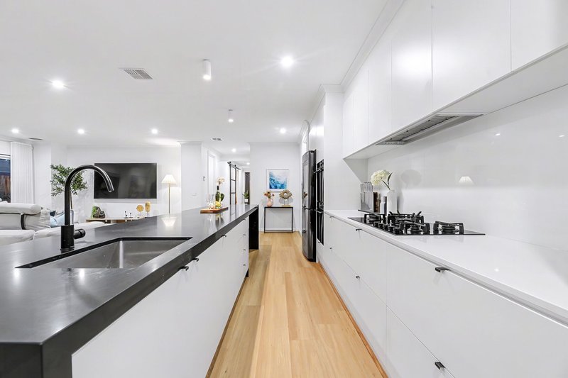 Photo - 11 Bremer Circuit, Keysborough VIC 3173 - Image 6