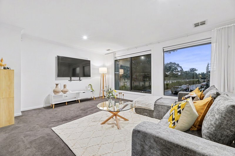 Photo - 11 Bremer Circuit, Keysborough VIC 3173 - Image 10