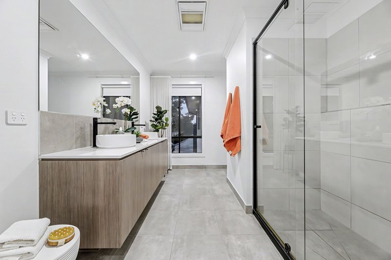 Photo - 11 Bremer Circuit, Keysborough VIC 3173 - Image 12