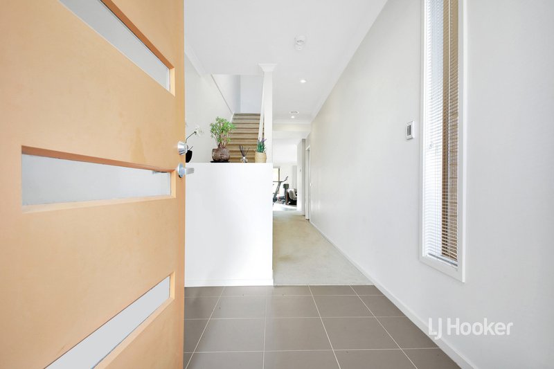 Photo - 11 Broadbeach Circuit, Sanctuary Lakes VIC 3030 - Image 3