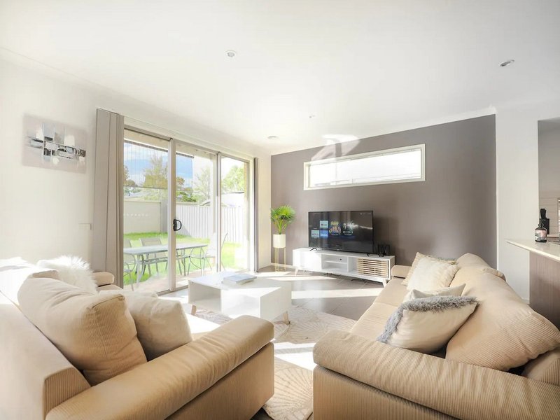 Photo - 11 Broadbeach Circuit, Sanctuary Lakes VIC 3030 - Image 8