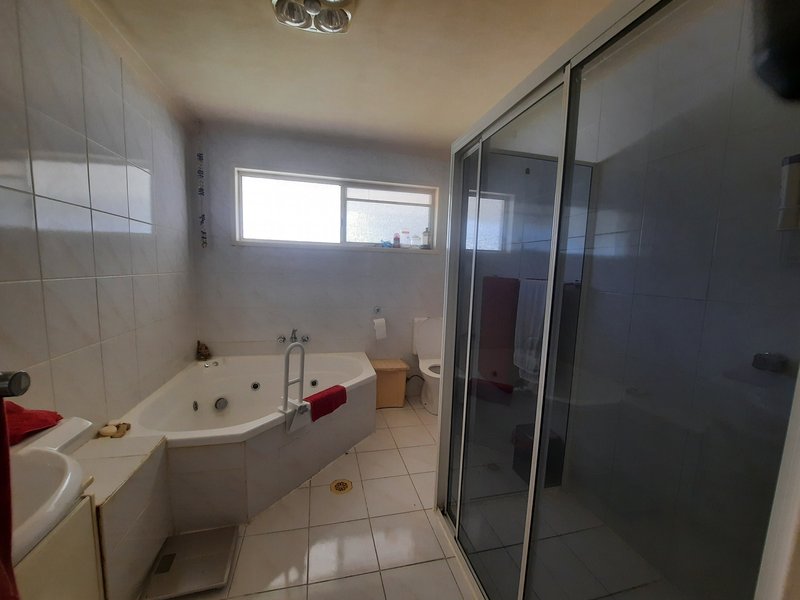 Photo - 11 Broadmeadows Rd , Gin Gin QLD 4671 - Image 11