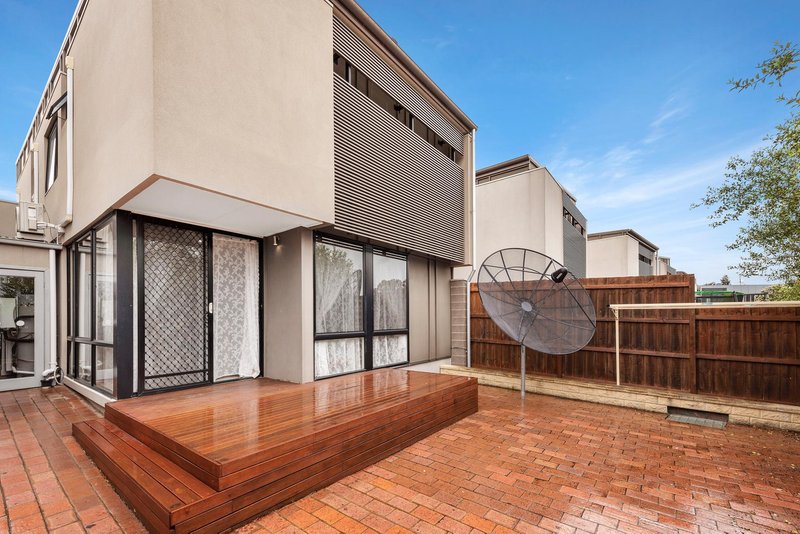 Photo - 11 Burn Nar Look Drive, Burwood VIC 3125 - Image 6