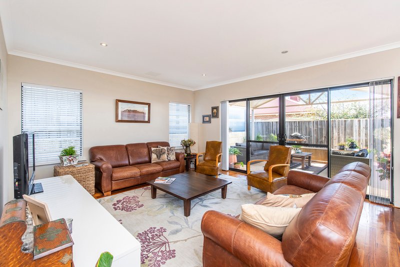 Photo - 11 Buttercup Parkway, Halls Head WA 6210 - Image 7