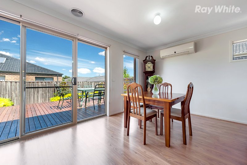 Photo - 11 Cabarita Crescent, South Morang VIC 3752 - Image 3