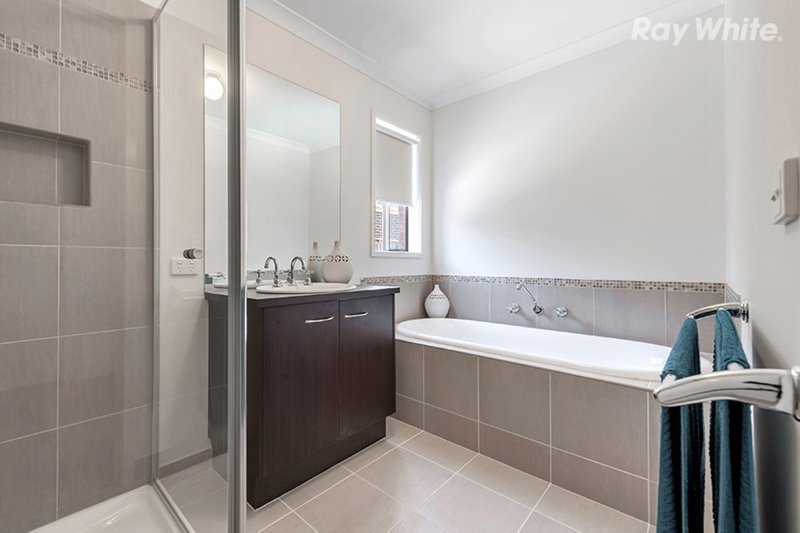 Photo - 11 Cabarita Crescent, South Morang VIC 3752 - Image 5