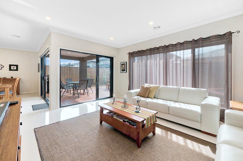 Photo - 11 Carisbrooke Way, Clyde North VIC 3978 - Image 8