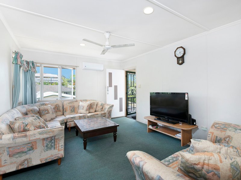 Photo - 11 Casmaria Street, Mansfield QLD 4122 - Image 2