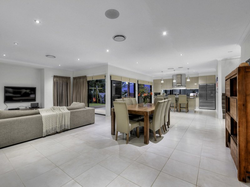 Photo - 11 Cassia Street, Bridgeman Downs QLD 4035 - Image 2