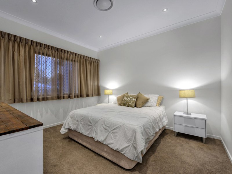 Photo - 11 Cassia Street, Bridgeman Downs QLD 4035 - Image 9