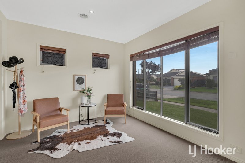 Photo - 11 Charlwood Close, Lynbrook VIC 3975 - Image 12