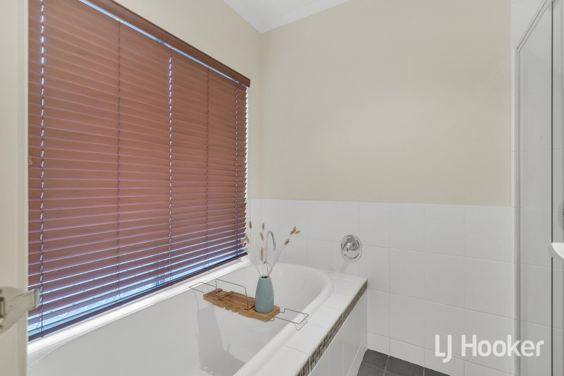 Photo - 11 Charlwood Close, Lynbrook VIC 3975 - Image 16