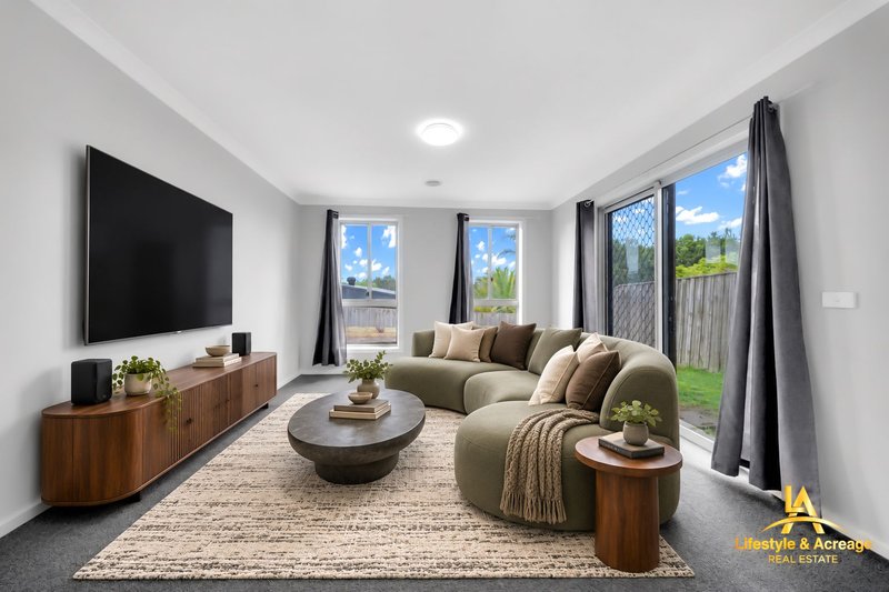 Photo - 11 Chaucer Way, Drouin VIC 3818 - Image 4
