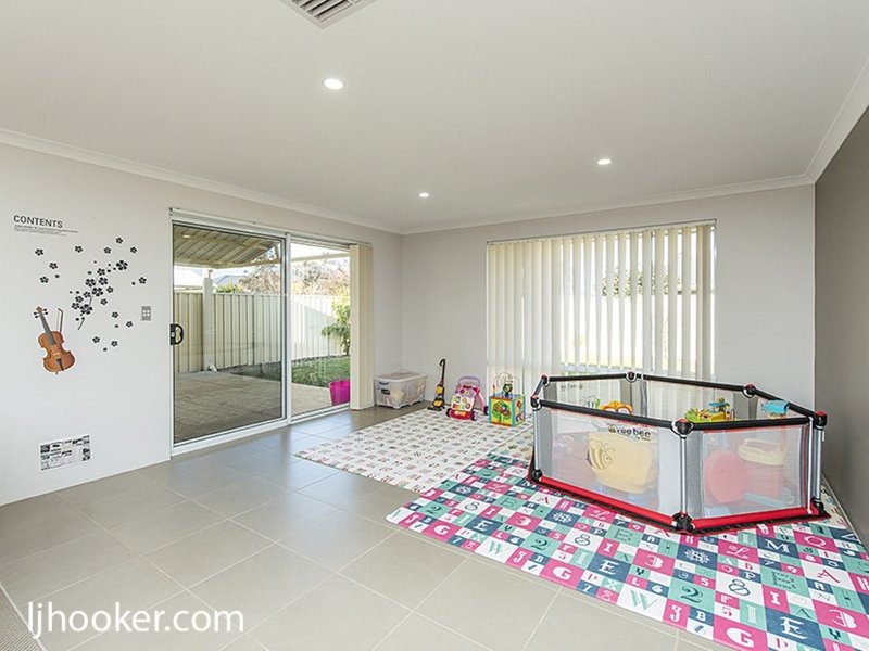 Photo - 11 Cologne Parkway, Piara Waters WA 6112 - Image 12