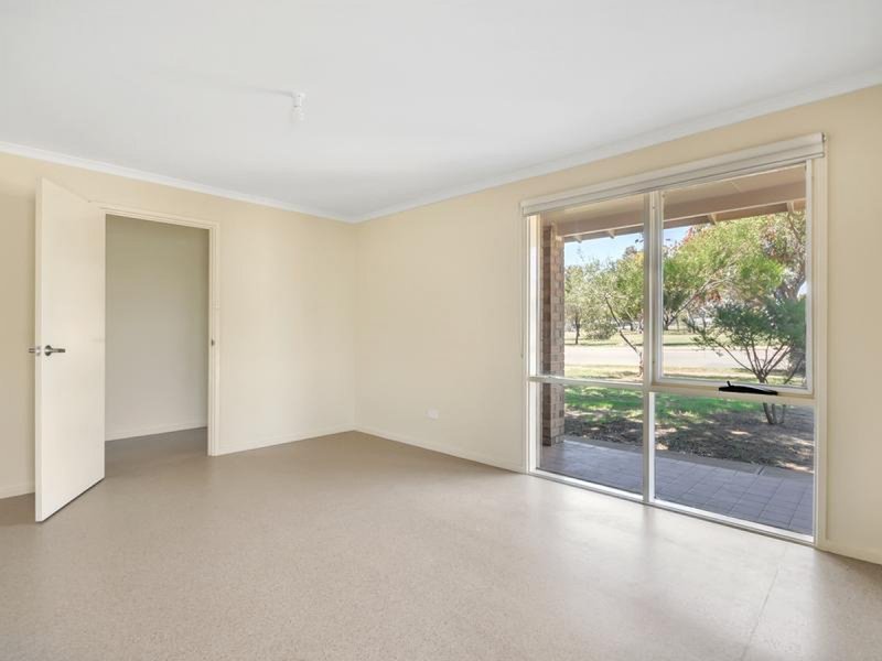 Photo - 11 Cooder Crescent, Morphett Vale SA 5162 - Image 4