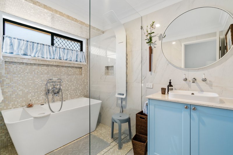 Photo - 11 Cosmos Court, Elanora QLD 4221 - Image 5