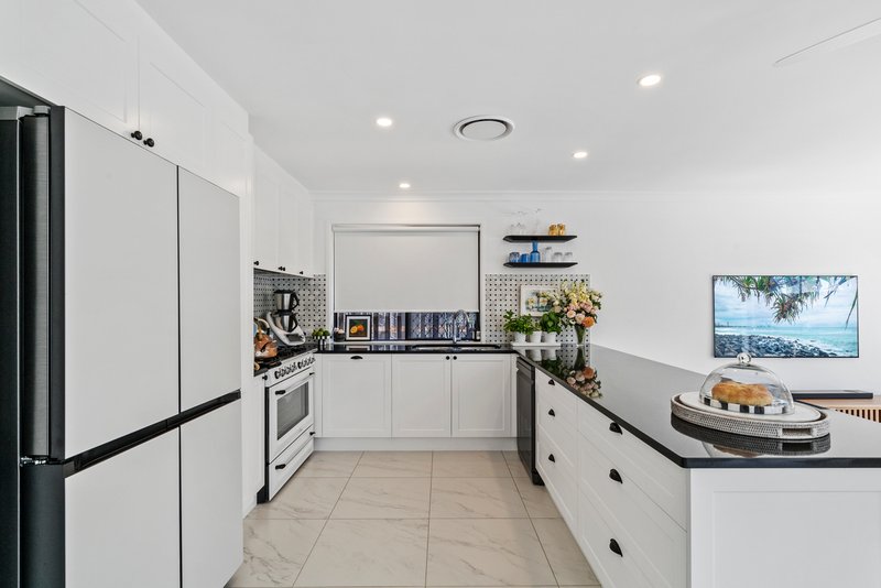 Photo - 11 Cosmos Court, Elanora QLD 4221 - Image 6