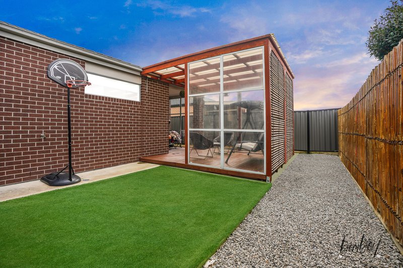 Photo - 11 Creekbridge Street, Craigieburn VIC 3064 - Image 16