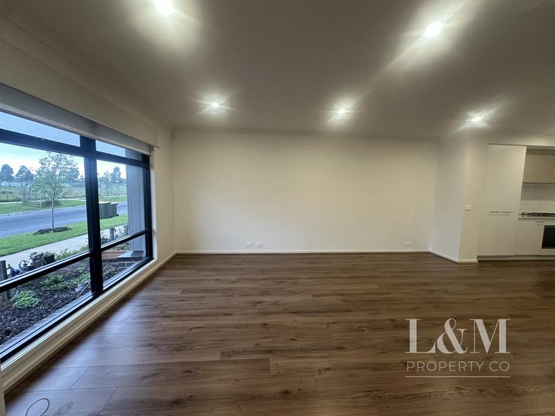 Photo - 11 Curbridge Drive, Donnybrook VIC 3064 - Image 3