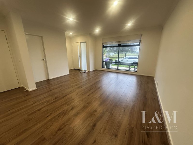 Photo - 11 Curbridge Drive, Donnybrook VIC 3064 - Image 4
