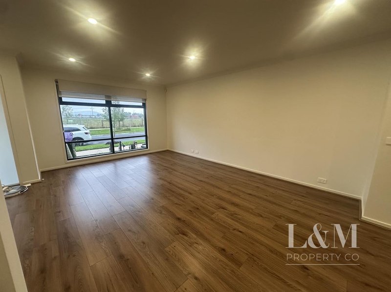 Photo - 11 Curbridge Drive, Donnybrook VIC 3064 - Image 5