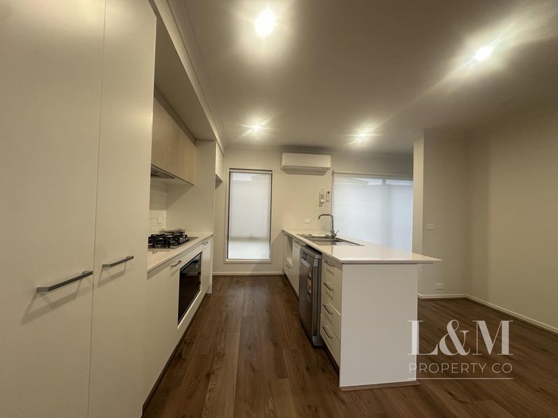 Photo - 11 Curbridge Drive, Donnybrook VIC 3064 - Image 7