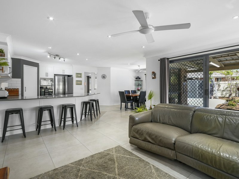 Photo - 11 Curtin Crescent, Morayfield QLD 4506 - Image 2
