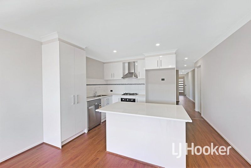 Photo - 11 Darkum Street, Clyde VIC 3978 - Image 3