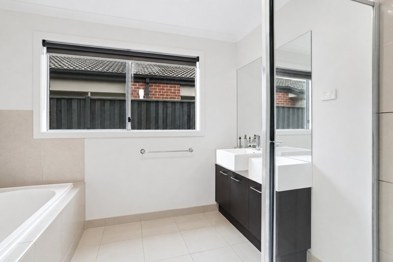 Photo - 11 Dennerley Way, Truganina VIC 3029 - Image 12