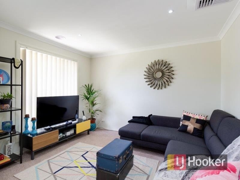 Photo - 11 Doonie Way, Pakenham VIC 3810 - Image 2