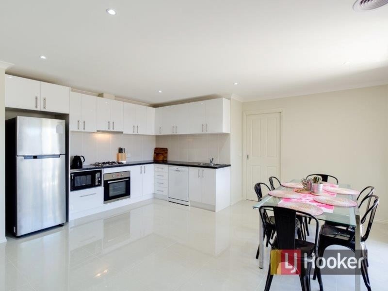 Photo - 11 Doonie Way, Pakenham VIC 3810 - Image 3