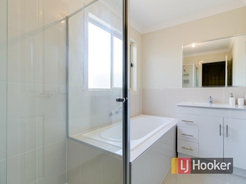 Photo - 11 Doonie Way, Pakenham VIC 3810 - Image 5