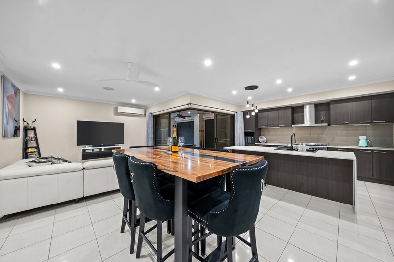 Photo - 11 Drafters Crescent, Maudsland QLD 4210 - Image 11