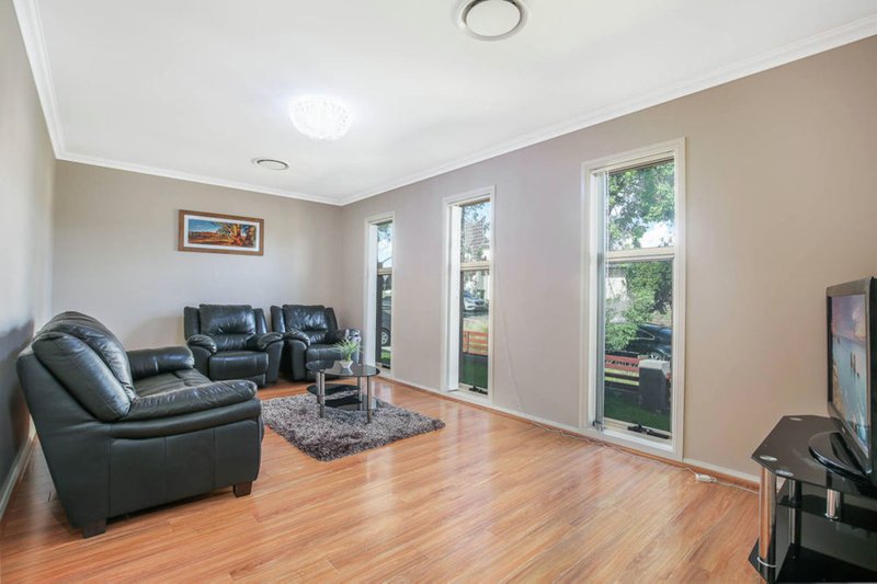 Photo - 11 Drummond Avenue, Ropes Crossing NSW 2760 - Image 3