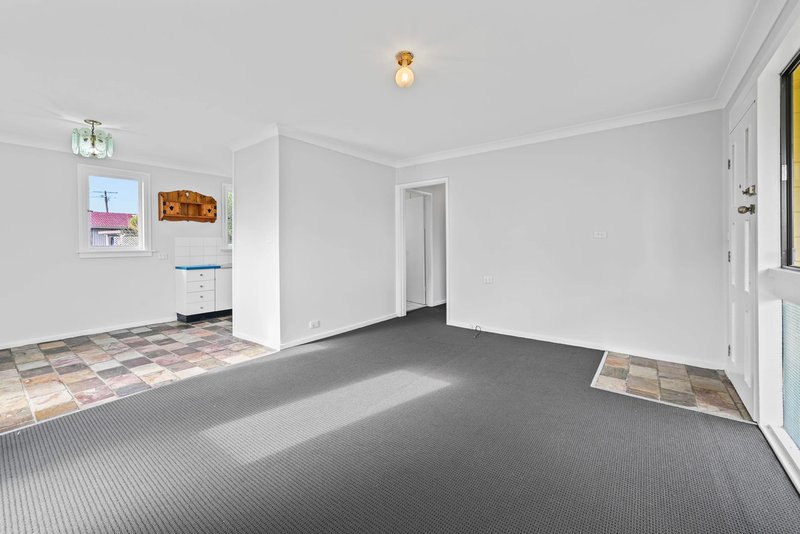 Photo - 11 Duckenfield Avenue, Woodberry NSW 2322 - Image 3