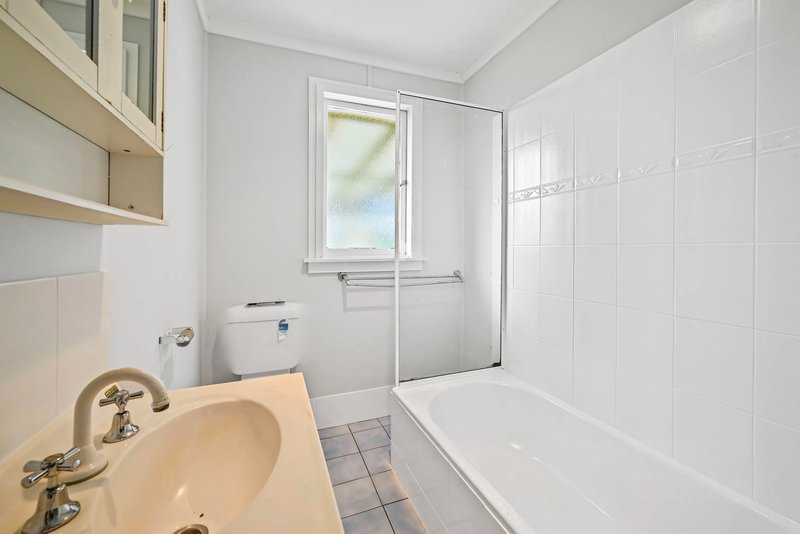 Photo - 11 Duckenfield Avenue, Woodberry NSW 2322 - Image 6