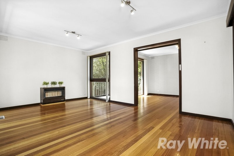 Photo - 11 Ealing Court, Glen Waverley VIC 3150 - Image 2