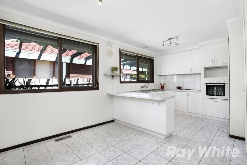 Photo - 11 Ealing Court, Glen Waverley VIC 3150 - Image 4