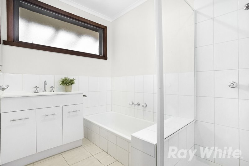 Photo - 11 Ealing Court, Glen Waverley VIC 3150 - Image 7