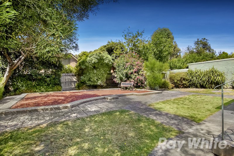 Photo - 11 Ealing Court, Glen Waverley VIC 3150 - Image 9