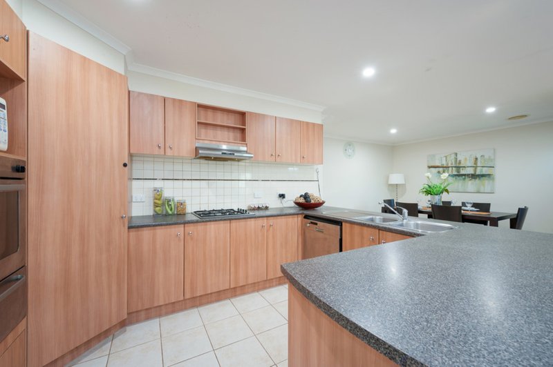 Photo - 11 Eastwood Place, Craigieburn VIC 3064 - Image 2