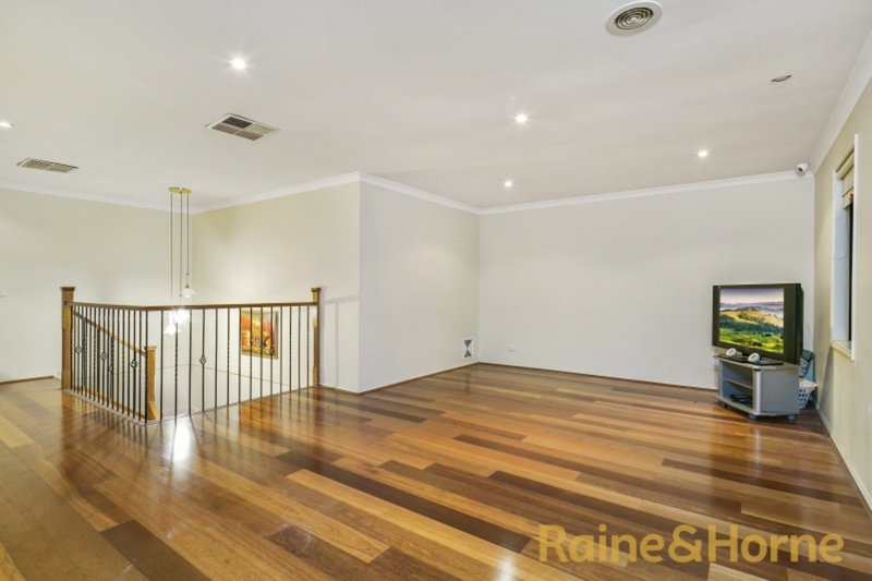 Photo - 11 Edgewater Circuit, Cairnlea VIC 3023 - Image 9